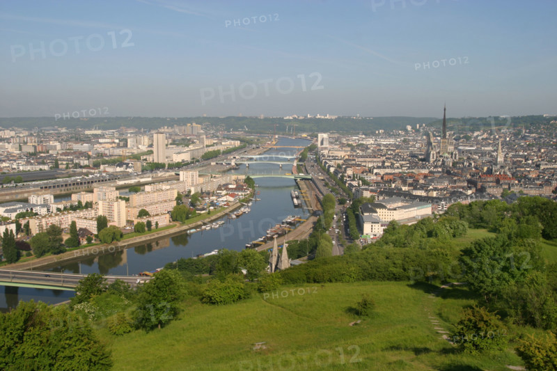 France, Normandie, Seine Maritime, Rouen, panorama, la Seine, vue depuis la cote sainte catherine, cathedrale, ponts, maisons, ville, collinne,