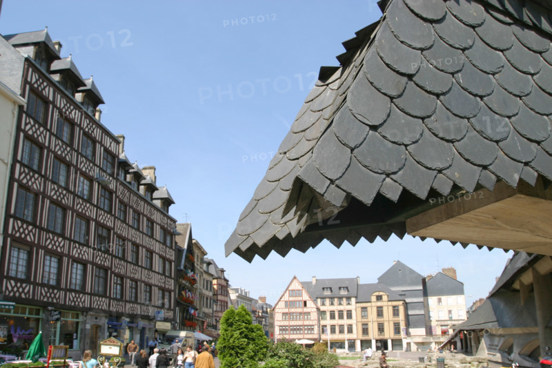 France, Normandie, Seine Maritime, Rouen, place du vieux marche
et eglise sainte jeanne d'Arc, toiture d'ardoises, maisons a pans de bois, colombages,