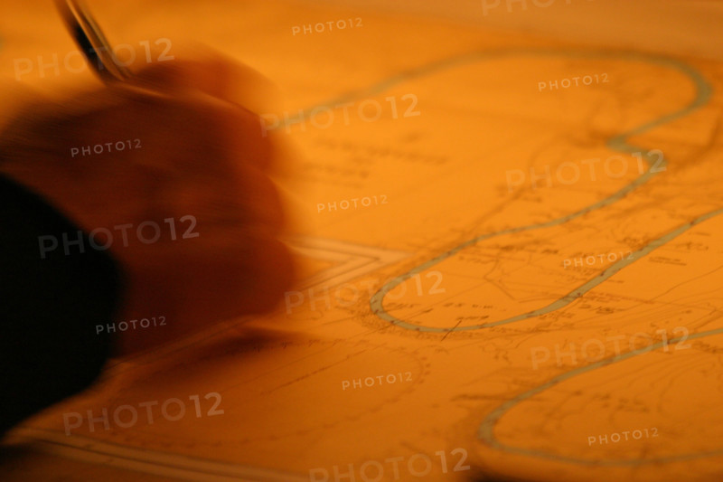 France: Normandie, Seine Maritime, vallee de la Seine, Rouen, grand port de mer de Rouen, officier a bord d'un paquebot a la descente de Seine, carte des meandres, route, main,