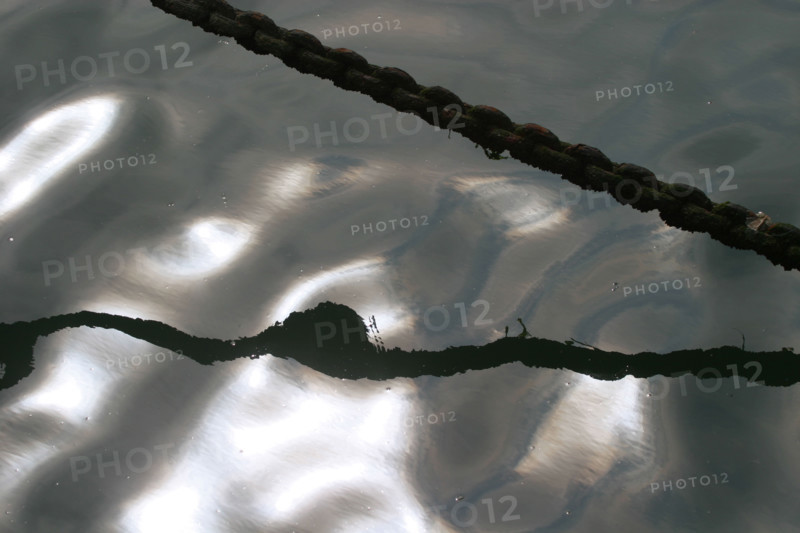 France: Normandie, Seine Maritime, le havre, detail reflet de cordage dans le bassin du commerce,