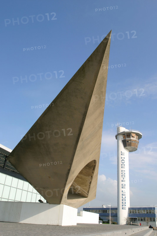 France: Normandie, Seine Maritime, le havre musee malraux, architectes groupe LWD, sculpture monumentale d'Henri Georges Adam, un uil tourne vers liavenir. au fond tour de la capitainerie, vigie, front de mer,