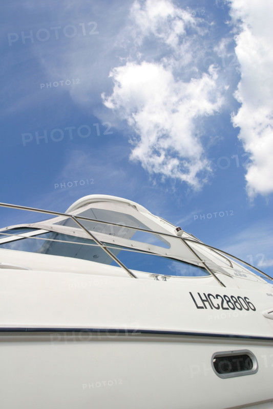 France: Normandie, Seine Maritime, le havre, port de plaisance, bateau, vedette, detail cabine, ciel bleu et nuages,