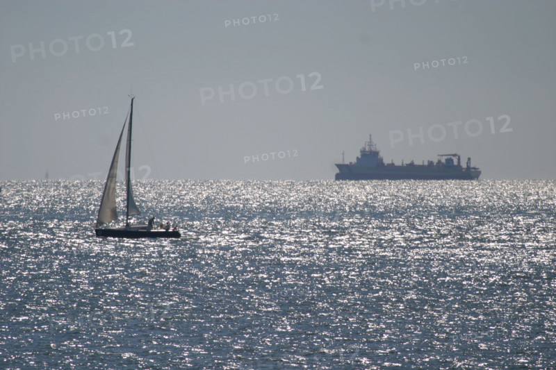 France: Normandie, Seine Maritime, le havre, plage, vue du large depuis la plage, voilier, plaisance, navire sur l'horizon, drague daniel laval,