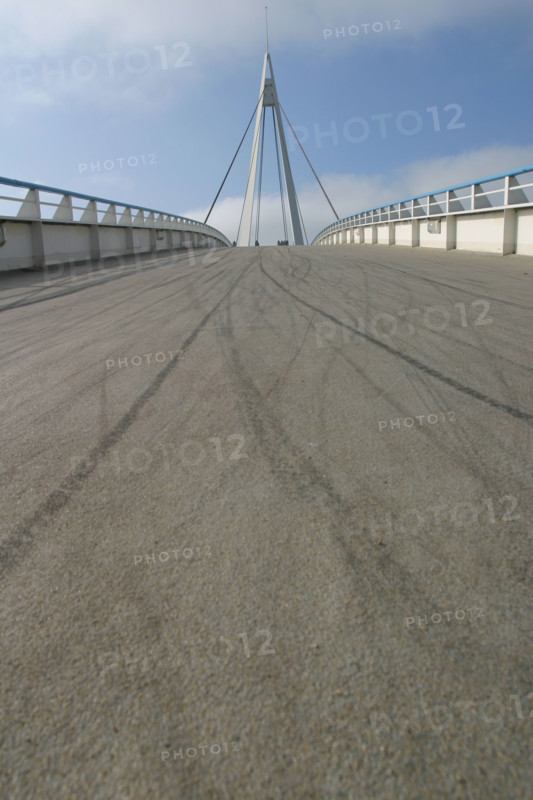 France: Normandie, Seine Maritime, le havre, passerelle du bassin du commerce, pont, traces de roues de velo, passage,