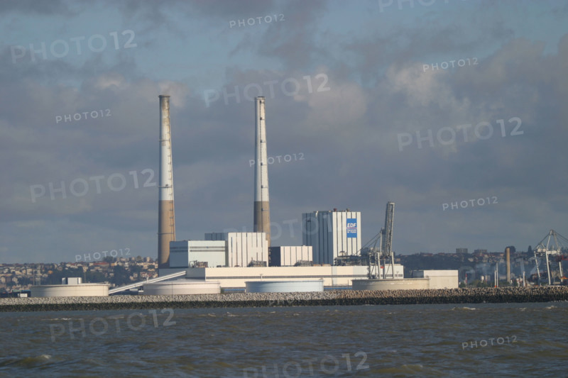 France: Normandie, Seine Maritime, le havre, port de commerce, centrale thermique edf, cheminees, ciel nuages, energie, developpement durable,