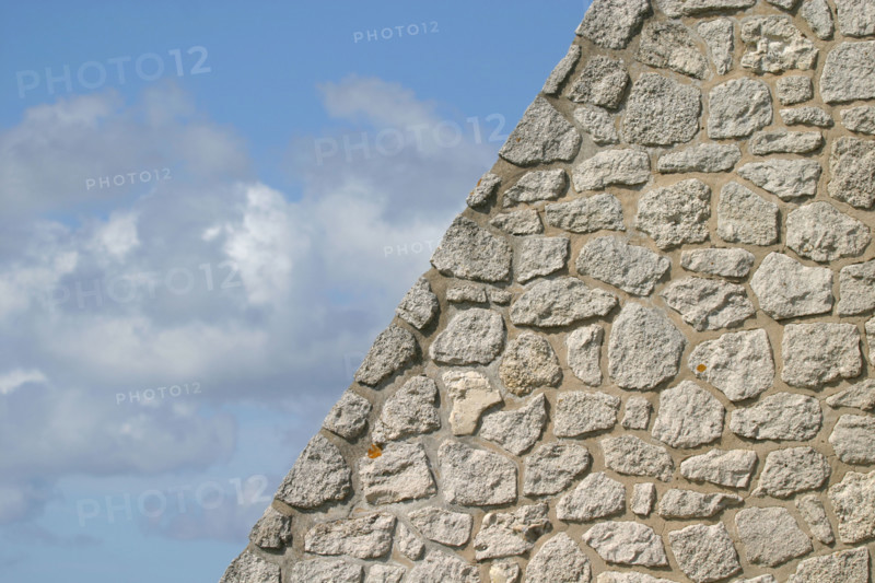 France, Normandie, Seine Maritime, cote d'albatre etretat, falaise d'amont, detail chapelle notre dame, mur de pierre, ciel nuageux,
