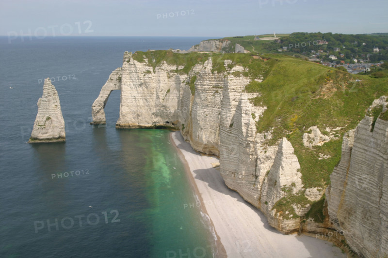 France, Normandie, Seine Maritime, cote d'albatre etretat, falaise d'aval et plage, galets, arche et aiguille,