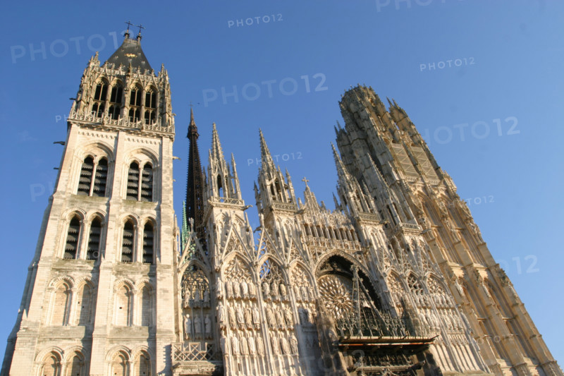 France, Normandie, Seine Maritime, Rouen, facade de la cathedrale, tour Saint-Romain, tour de beurre, ciel bleu, contre plongee,