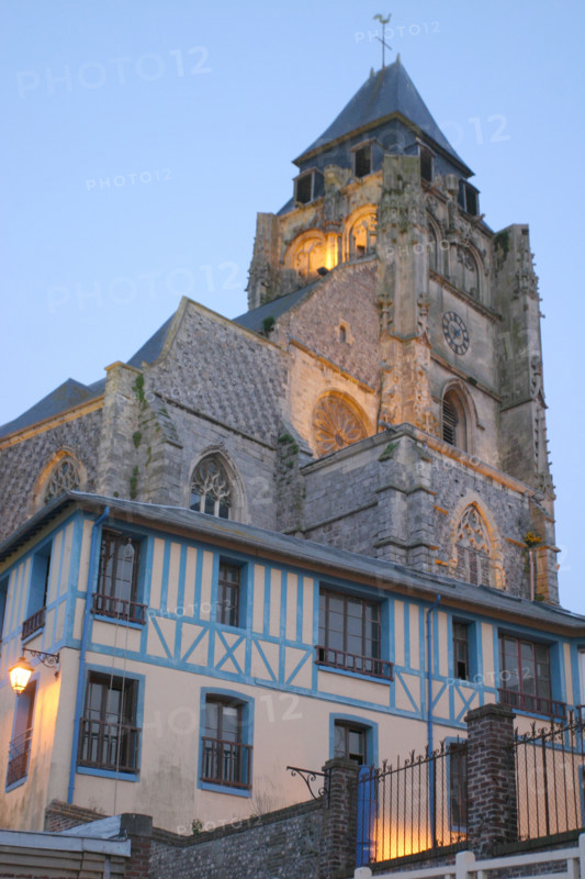 France, Haute Normandie, cote d'albatre, Le Treport, tombee de la nuit, eglise Saint Jacques de l'hotel de calais,