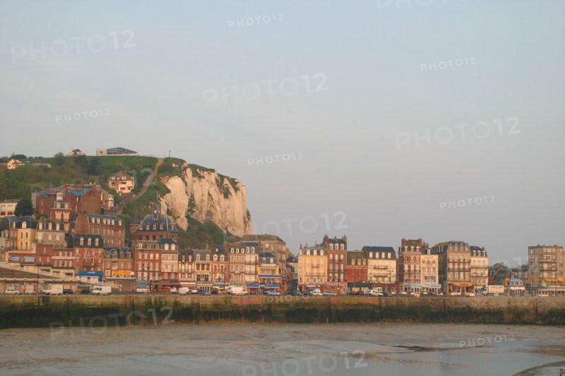 France, Normandie, Seine Maritime, Le Treport, quai Francois 1er depuis la rive opposee (Mers les Bains), falaise, maisons, maree basse, panorama