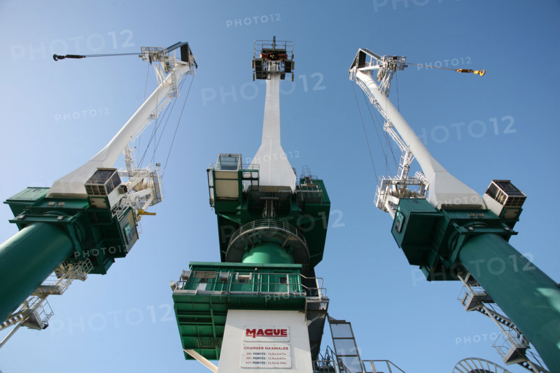 France: Normandie, Seine Maritime, vallee de la Seine, grand port de mer de Rouen, terminal sacs de petit couronne, 3 grues mague, ciel bleu, engins de manutention,