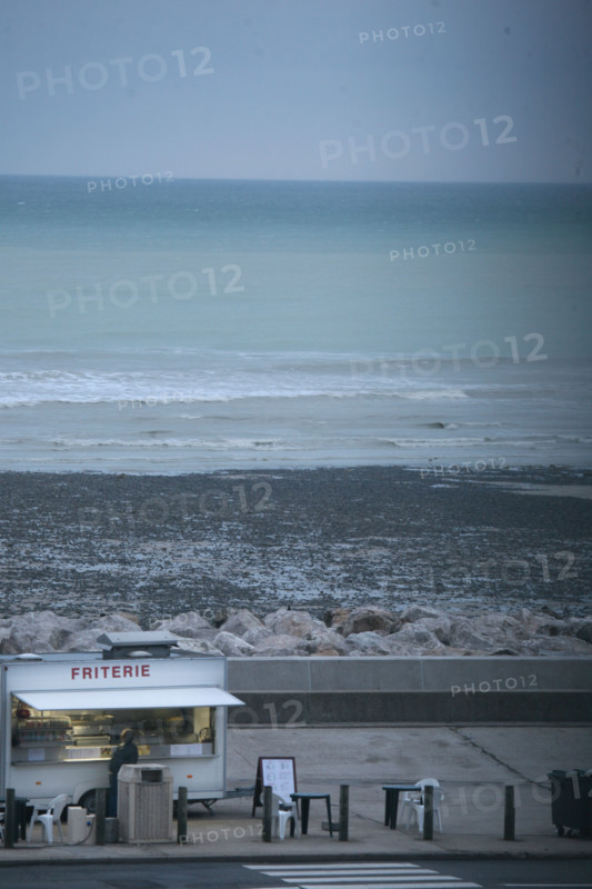 France, Normandie, Seine Maritime, Le Treport, baraque a frites, cote picardie, mers les bains, maree basse, tombee de la nuit, commerce ambulant,