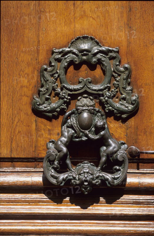 France, Paris 6e, hotel de marsilly, heurtoir de porte decore, bronze, 18 rue du cherche midi