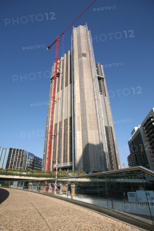 France, hauts de Seine, la defense, tours, immeubles, gratte ciel, travaux sur la tour axa, grue,