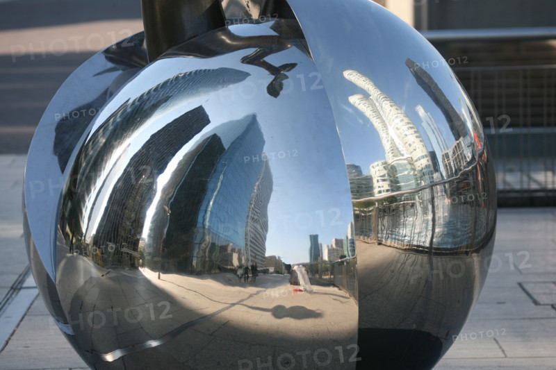 France, hauts de Seine, la defense, tours, immeubles, gratte ciel, reflets dans uen sculpture circulaire