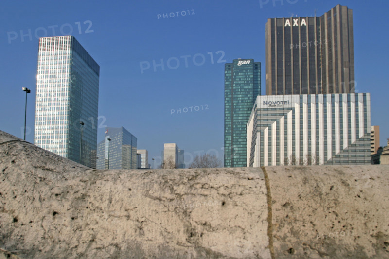 France, hauts de Seine, la defense, tours, immeubles, gratte ciel, depuis l'ile de la jatte, neuilly sur Seine, pont sur la Seine,