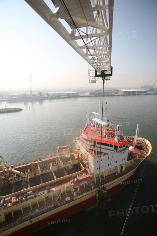 France: Normandie, Seine Maritime, vallee de la Seine, grand port de mer de Rouen, ateliers dragages, grutier, grue, arret technique de la drague Daniel Laval