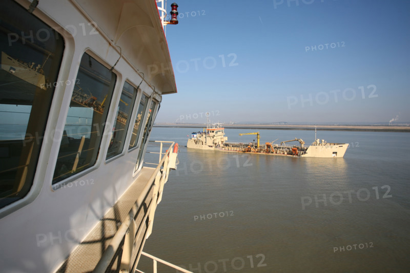 France: Normandie, Seine Maritime, vallee de la Seine, grand port de mer de Rouen, descente de Seine, drague Daniel Laval en action aux abords du pont de Normandie, drague ronceray, 
et drague ronceray