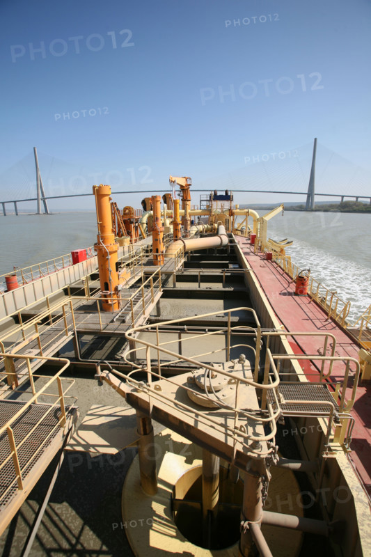France: Normandie, Seine Maritime, vallee de la Seine, grand port de mer de Rouen, drague Daniel Laval en action aux abords du pont de Normandie