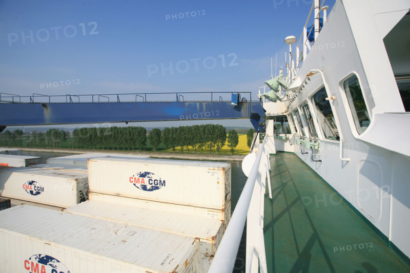 France: Normandie, Seine Maritime, vallee de la Seine, grand port de mer de Rouen, descente de Seine du CMA-CGM Fort Saint Pierre, porte conteneurs, container
