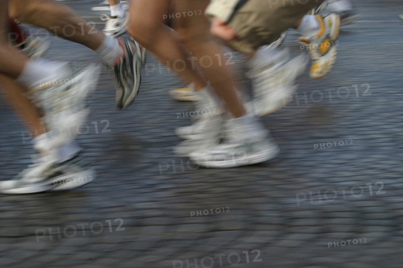 France, Paris, marathon de Paris, pieds de coureurs en action, paves, mouvement,