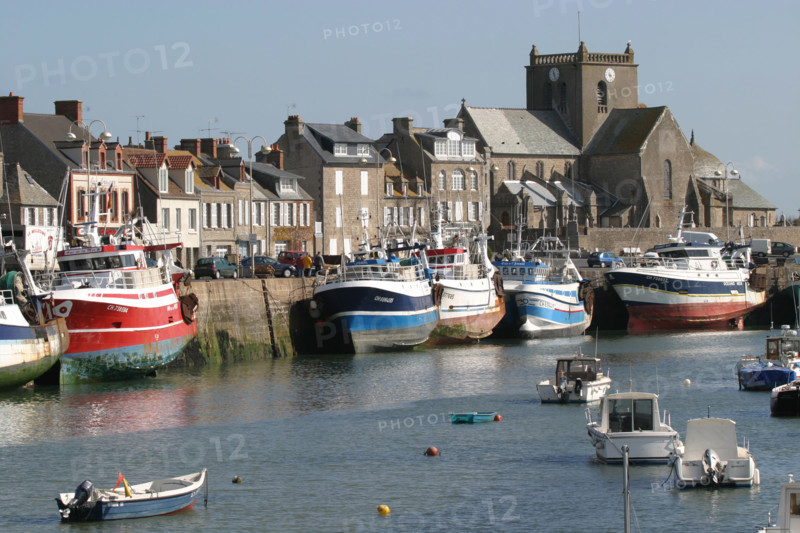 France, Basse Normandie, Manche, val de saire, port de barfleur, plus beaux villages de france, bateaux de peche, le port, panorama, paysage, maree basse,