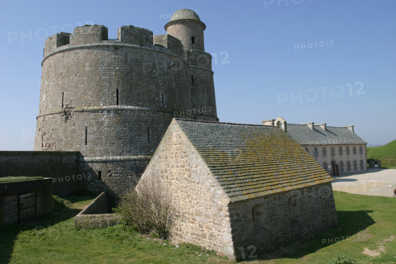 France, Basse Normandie, Manche, val de saire, ile tatihou, face a saint vaast la hougue, conservatoire du littoral, fort vauban, tour crenelee, fortification,