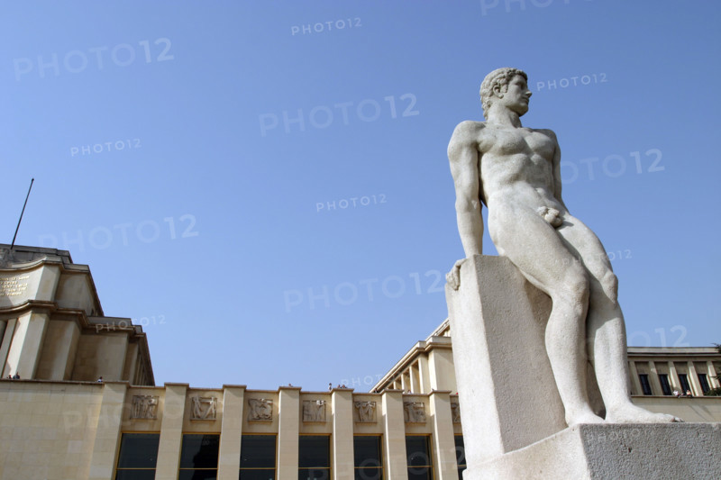 France, Paris 16e, jardins du trocadero, sculpture l'homme, sculpteur pierre traverse,
