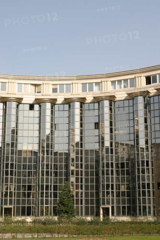 France, Paris 14e, Montparnasse, place de catalogne, architecte riccardo bofill, jardin, fenetres, verre, immeuble,