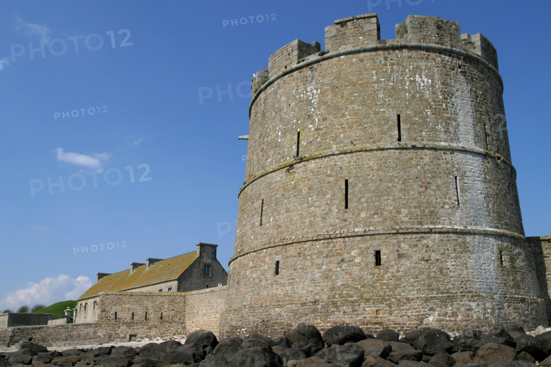 France, Basse Normandie, Manche, val de saire, ile tatihou, face a saint vaast la hougue, conservatoire du littoral, fort vauban, tour crenelee, fortification,