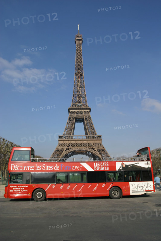 France, Paris 7e, bus de tourisme, autobus a imperiale, les cars rouges, au pied de la Tour Eiffel, dame de fer, champ de mars, touristes,