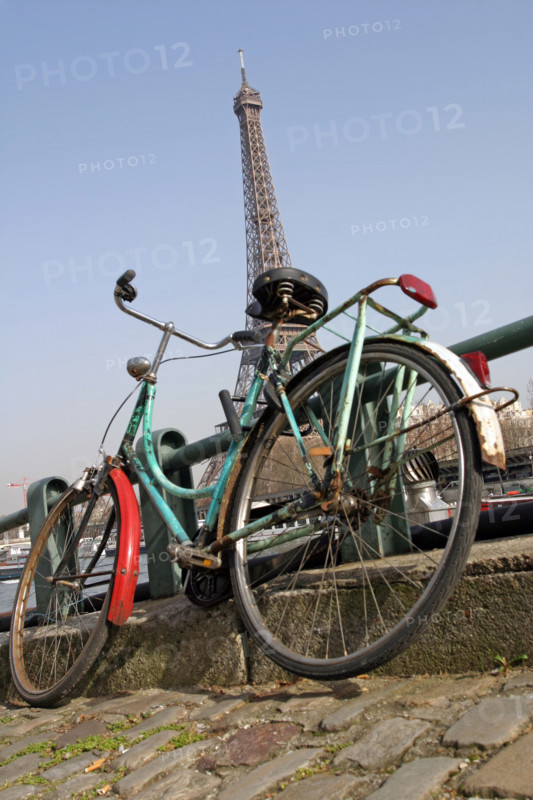 France, eiffel tower in the background