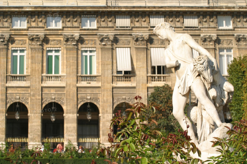 France, Paris 1e, palais royal, jardins, sculpture, statue, pavillons, immeubles de rapport,