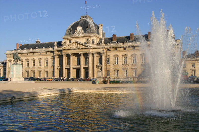 France, Paris 7e ecole militaire, place joffre, bassin, jet d'eau,