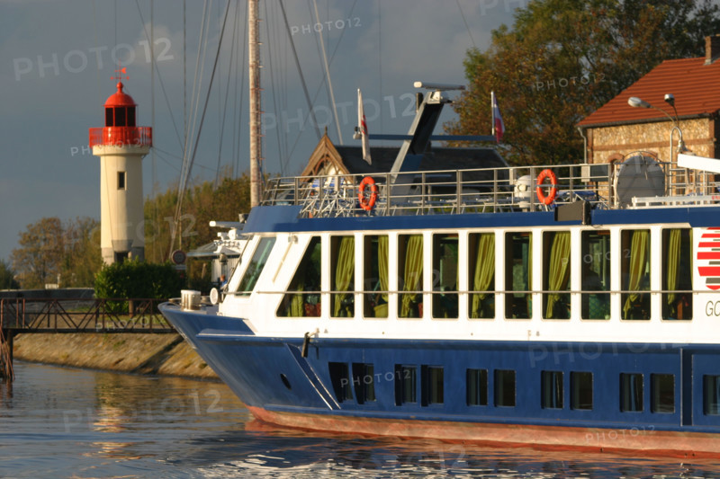 France, Basse Normandie, calvados, Honfleur, bateau de croisiere sur la Seine, bassin, phare,