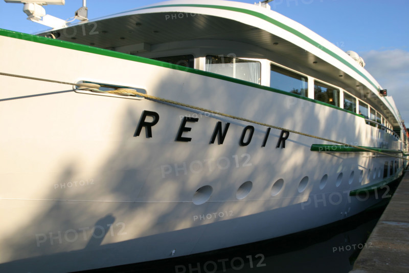 France, Basse Normandie, calvados, Honfleur, bateau de croisiere sur la Seine renoir, croisi europe, avant du navire,