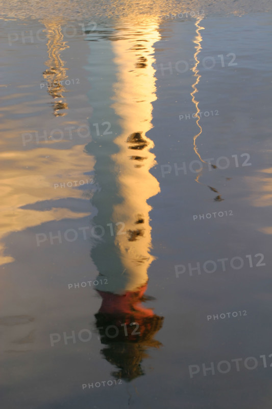 France, Basse Normandie, calvados, ouistreham, reflet du phare dans l'eau, signalisation, maritime,