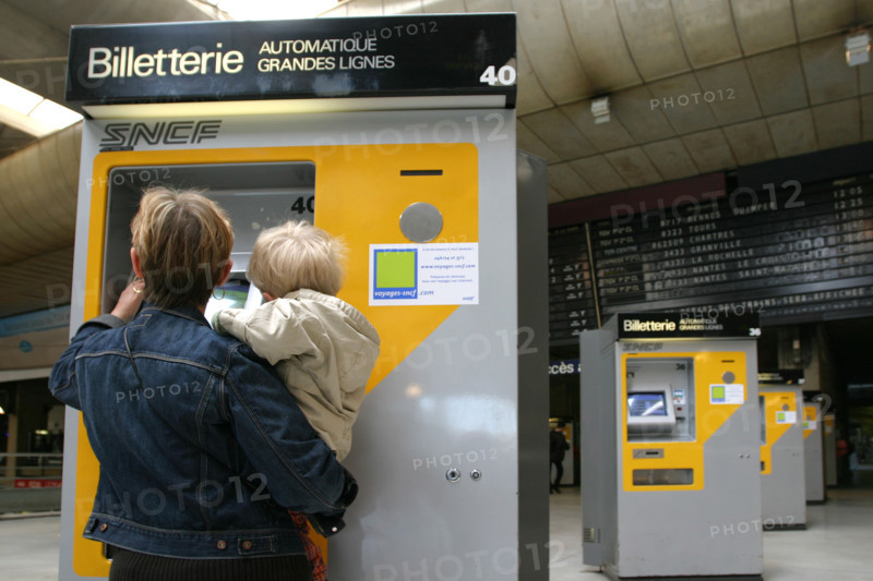 France, Paris 14e, gare Montparnasse, jeune femme et bebe, billeterie automatique, personnages OK, billet, train, sncf,