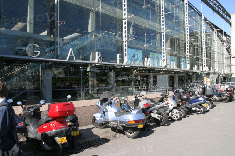 France, Paris 14e, gare Montparnasse, renovee en 1987 par l'architecte Jean-Marie Duthilleul, place raoul dautry, facade de verre, sncf,