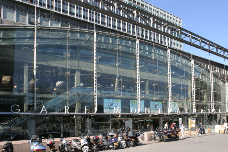 France, Paris 14e, gare Montparnasse, renovee en 1987 par l'architecte Jean-Marie Duthilleul, place raoul dautry, facade de verre, sncf,