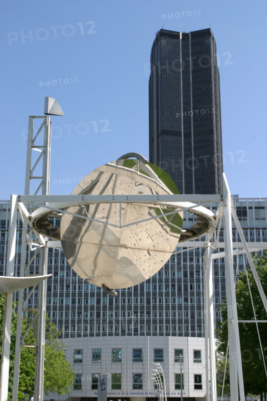 France, Paris 14e, jardin atlantique, dalle jardin oeuvre des paysagiste Francois Brun et Michel Pena, au dessus de la gare Montparnasse, l'ile des hesperides, station meteo,