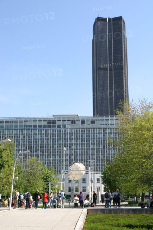 France, Paris 14e, jardin atlantique, dalle jardin oeuvre des paysagiste Francois Brun et Michel Pena, au dessus de la gare Montparnasse, Tour Montparnasse,