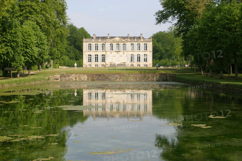 France, Basse Normandie, calvados, pays d'auge, mezidon canon, chateau de canon, jardin, parc, reflet du chateau dans l'etang,