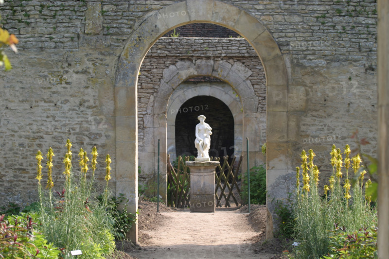 France, Basse Normandie, calvados, pays d'auge, mezidon canon, chateau de canon, jardin, parc, statue femme, arcades,