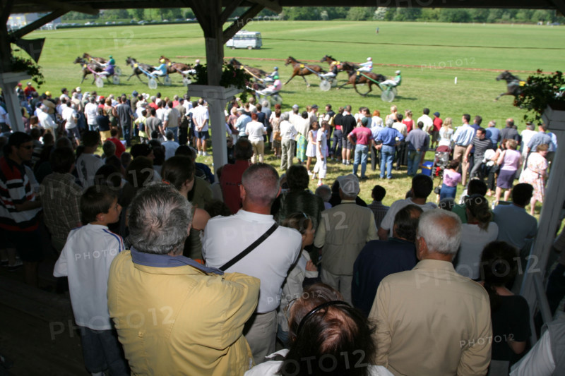 France, Basse Normandie, calvados, pays d'auge, dozule, courses de trot, hippodrome, courses, cheval, pmu, piste herbe,