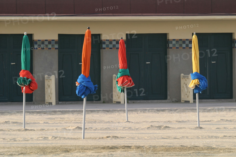 France, Normandie, calvados, cote fleurie, deauville, la plage, les parasols plies, couleurs, tourisme balneaire,