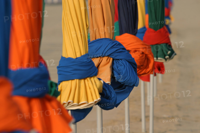 France, Normandie, calvados, cote fleurie, deauville, la plage, les parasols plies, couleurs, tourisme balneaire,