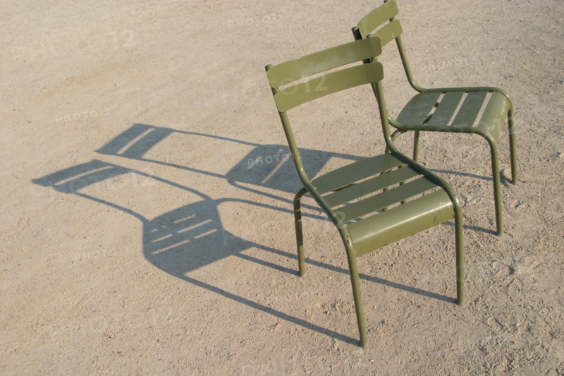 France, Paris 6e, jardin du Luxembourg, chaises vides et leur ombre,
