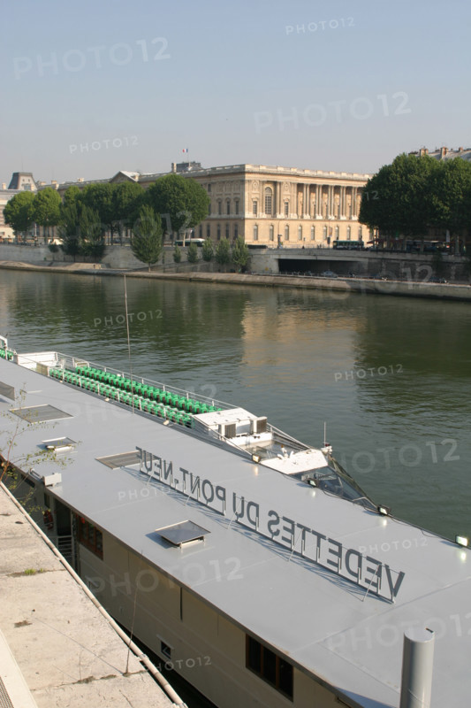France, Paris 4e, Pont Neuf, embarcadere des vedetes du Pont Neuf, Seine, musee du louvre au fond,