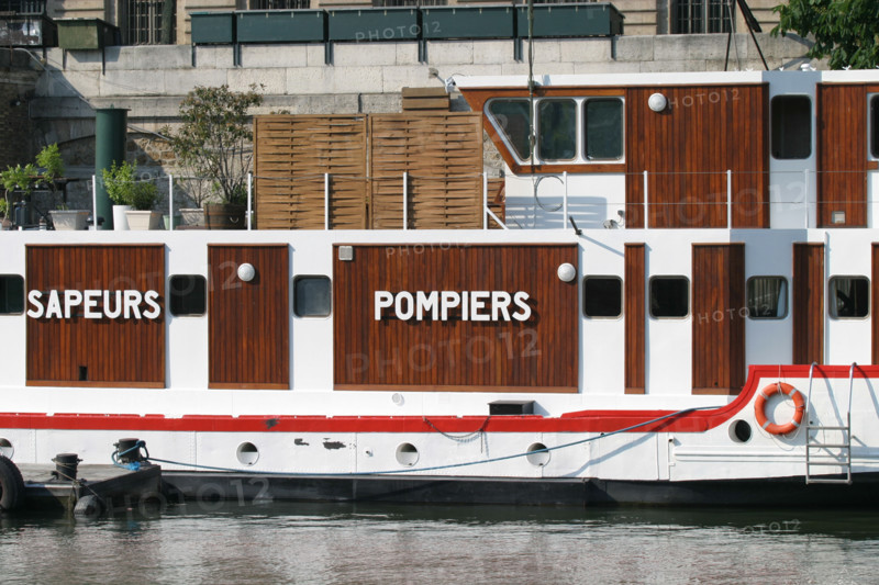 France, Paris, la Seine, quai de conti, peniche des sapeurs pompiers,
